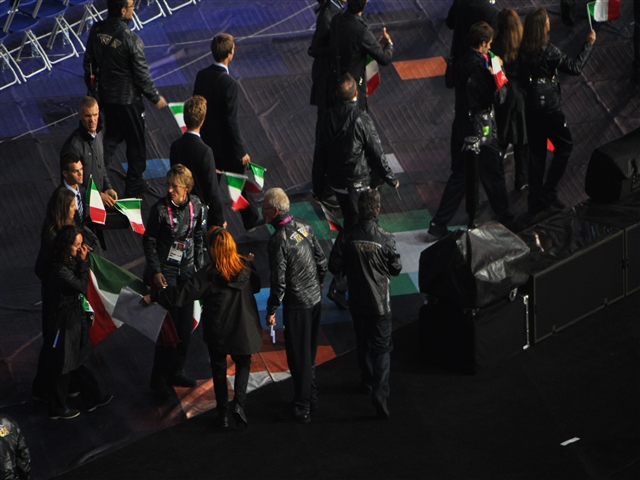 la squadra di canottaggio in sfilata all'inaugurazione